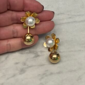 acc_00006 Aretes dorados en forma de flor con pétalos brillantes y perla central