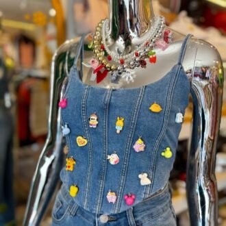 mar_00055 Croptop de mezclilla con charms