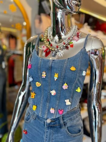 mar_00055 Croptop de mezclilla con charms