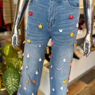 Jeans ajustable con charms