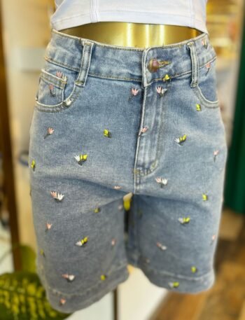 mar_00058 Bermuda Mezclilla con flores bordadas