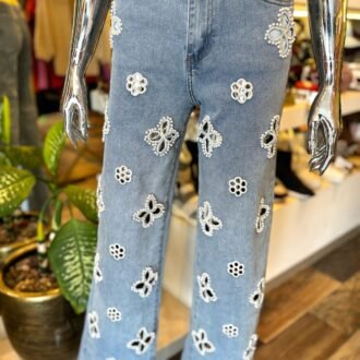 Jeans con aplicación de perlitas