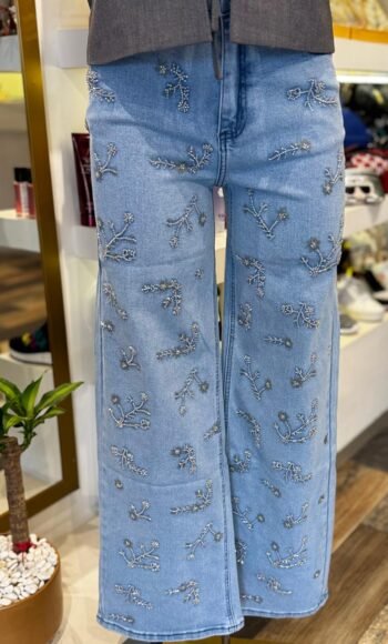 mar_00086_1 Jeans con aplicación